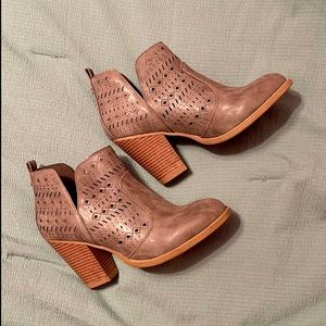 Daisy Fuentes Grey Ankle Booties - 8.5